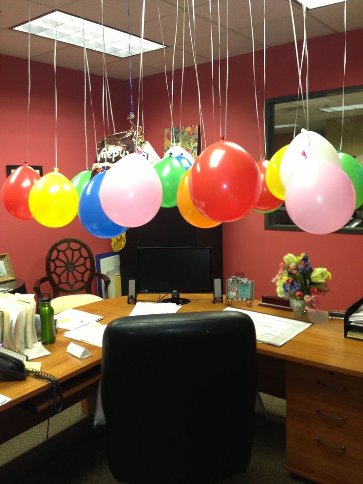 Как украсить рабочий стол на день рождения коллеге фото: Креативное .