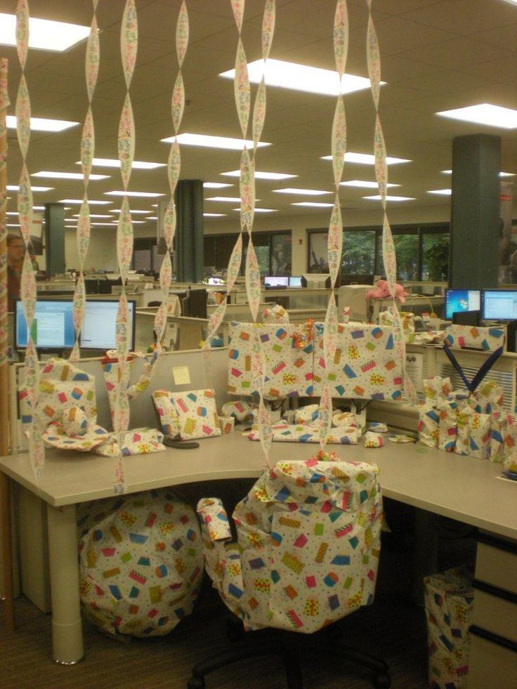 Как украсить рабочий стол на день рождения коллеге фото: Креативное .