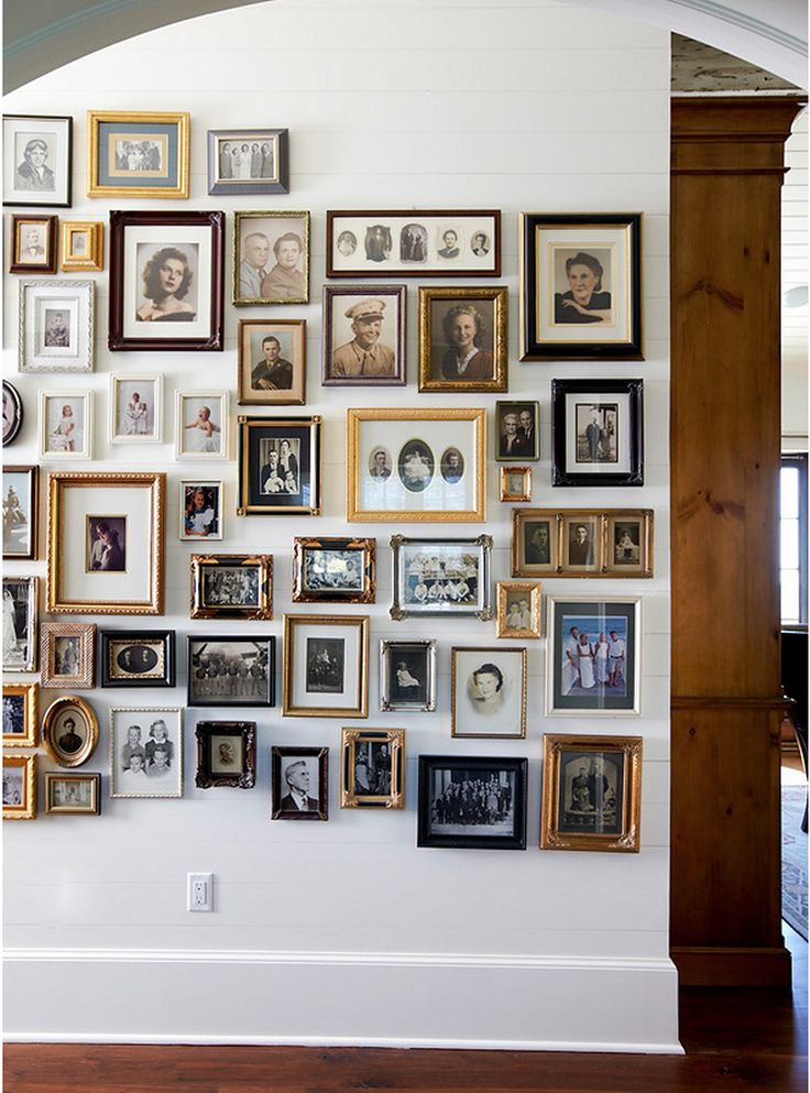 Семейные фото на стене идеи для интерьера