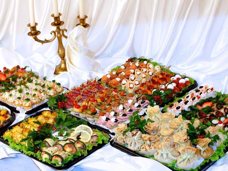 Фуршет viezdnoy banket ru. Юбилейный стол. Свадебный стол с едой. Шикарный праздничный стол. Закуски для фуршета.
