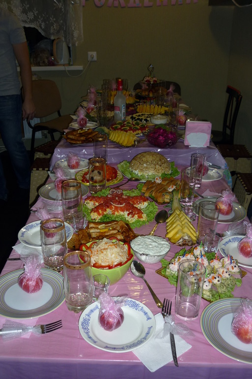 Праздничный стол на день рождения недорого фото