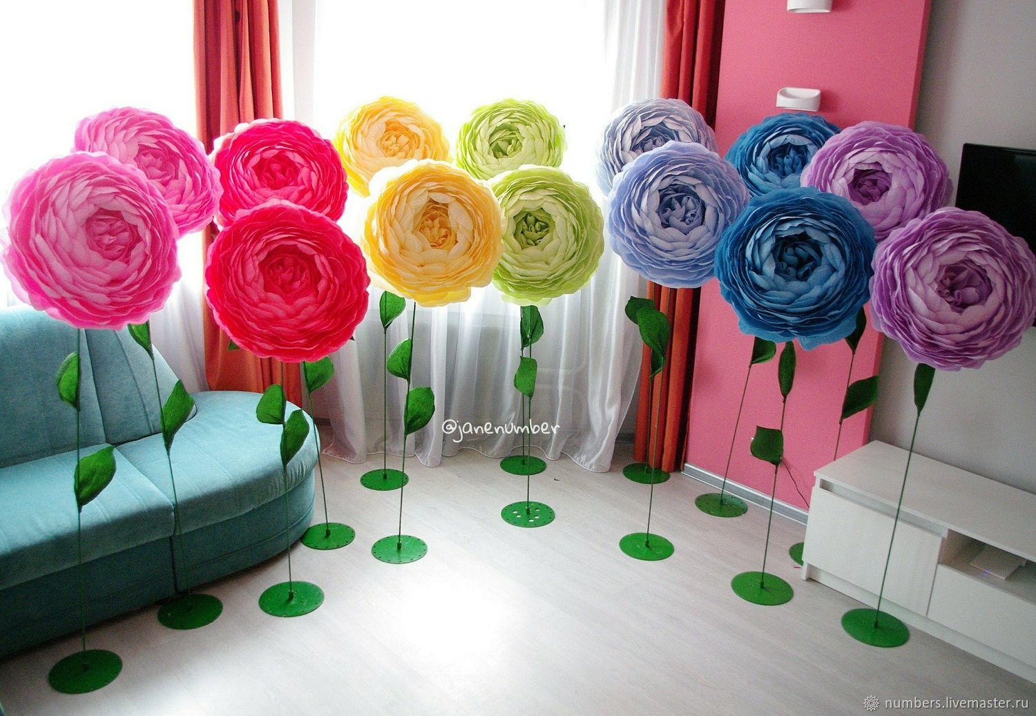 оформление зала цветами из гофрированной бумаги