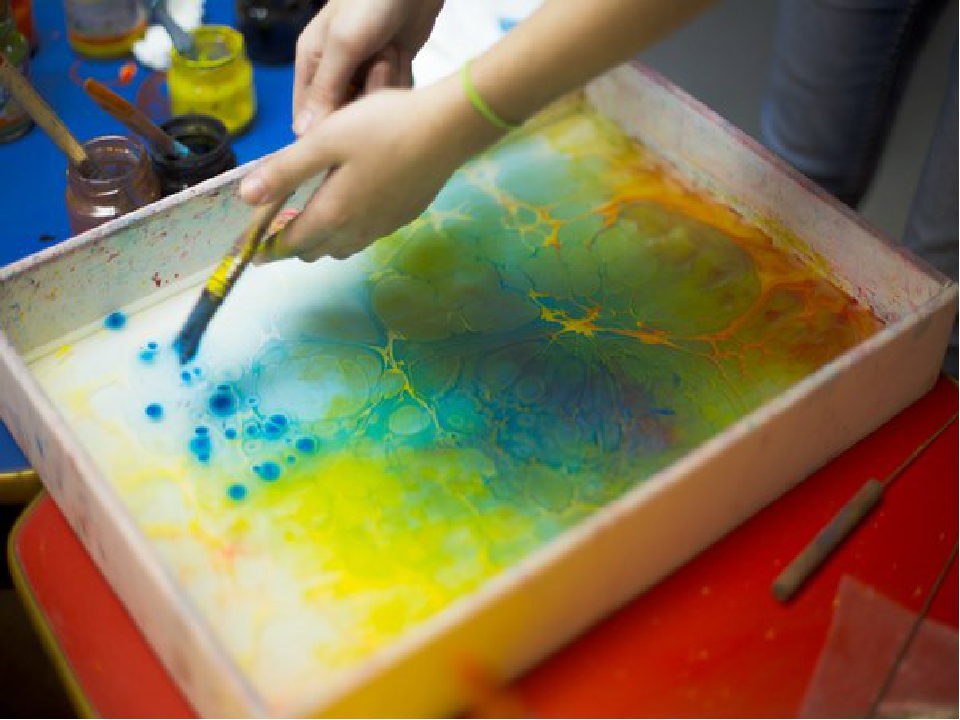 Воде эбру в домашних условиях. Рисование красками на воде техника эбру. Техника эбру эбру рисования. Краски для рисования на воде эбру. Водные краски для рисования для детей.