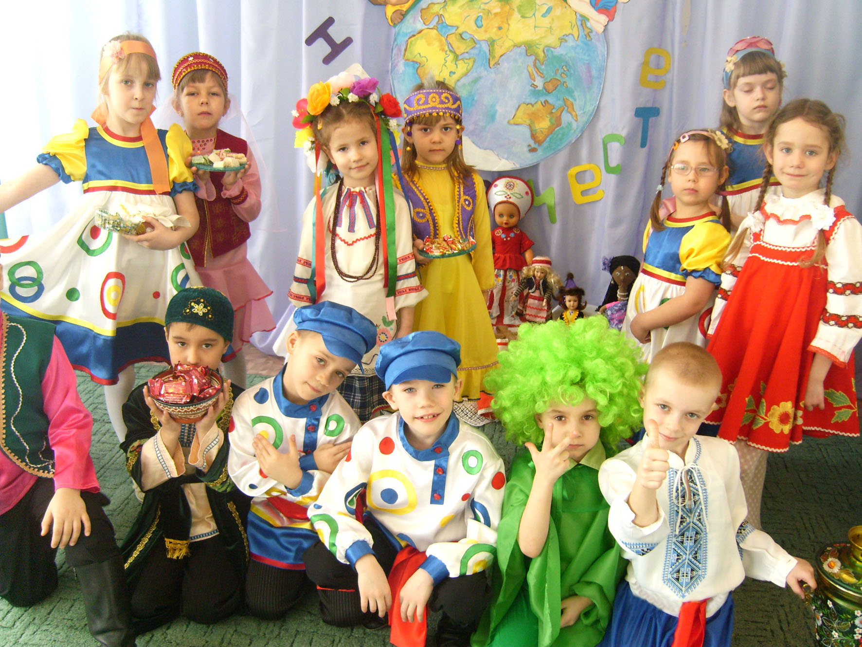 Фото воспитателя с детьми разных национальностей в детском саду