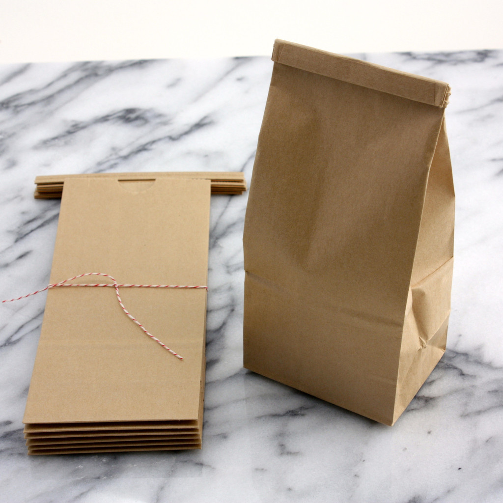 Самодельный пакет. Пакет бумажный. Бумажная упаковка. Маленький бумажный пакет. Пакеты для упаковки.