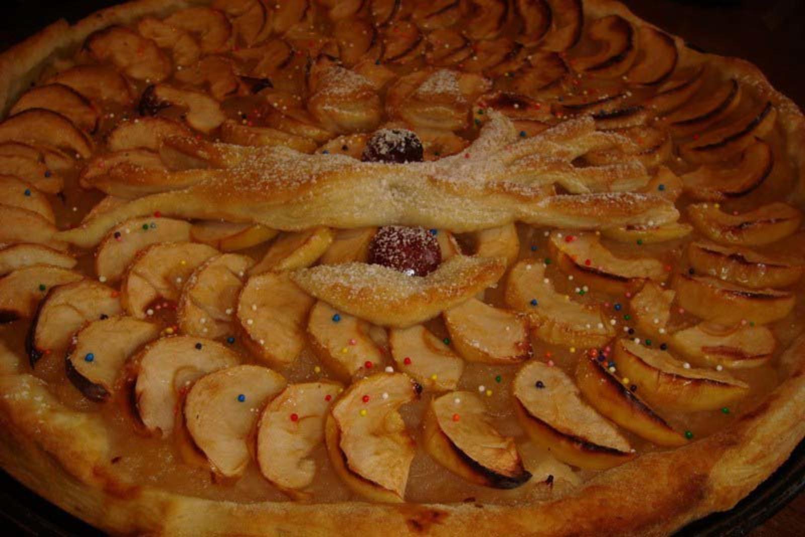 Пирог с яблоками из слоеного дрожжевого теста