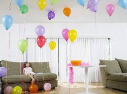Создать праздничную атмосферу в гостиной вам помогут красивые шары