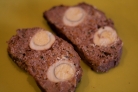 Мясной рулет с перепелиными яйцами