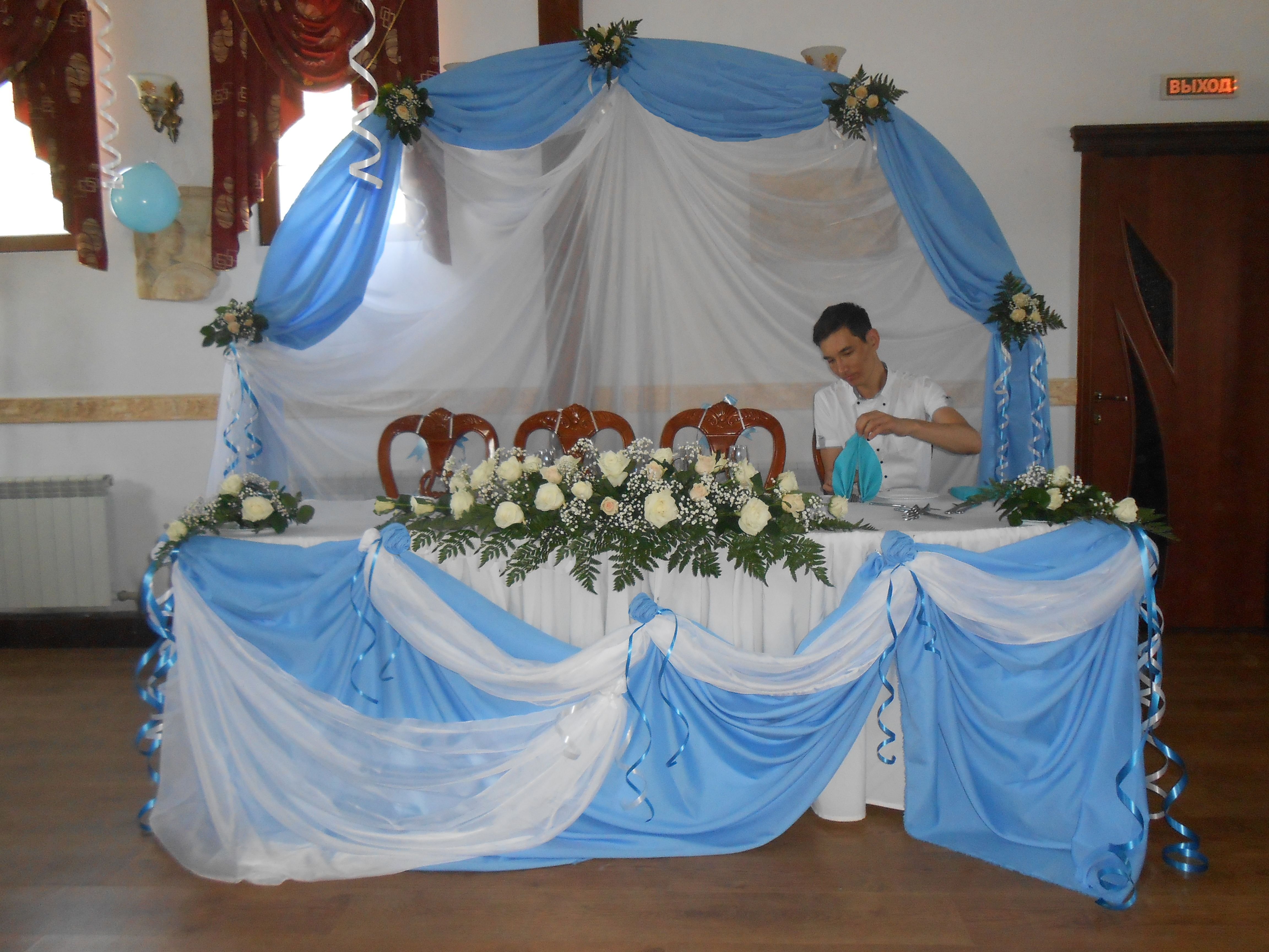 Оформление зала в бело синем цвете