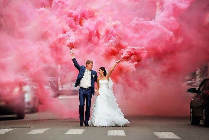 Разноцветный дым на свадьбе