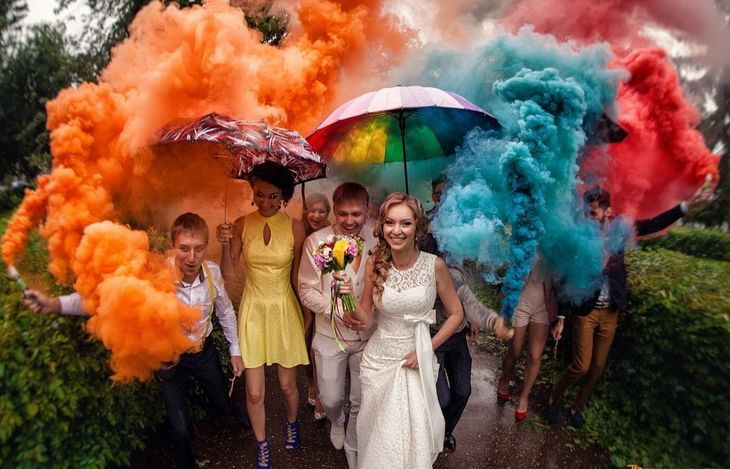 Фотосессия с цветным дымом на свадьбе