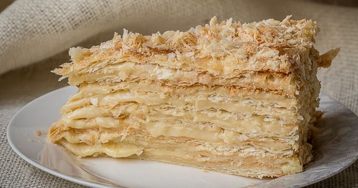 Хорошее слоеное тесто для наполеона. Классический слоеный Наполеон. Торт слоеный Наполеон. Торт Наполеон Эстетика. Торт слоеный с кремом.