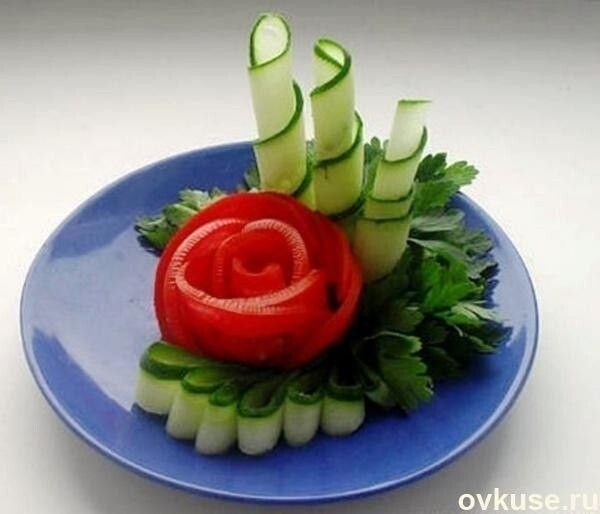 Как красиво уложить огурцы и помидоры на тарелке фото