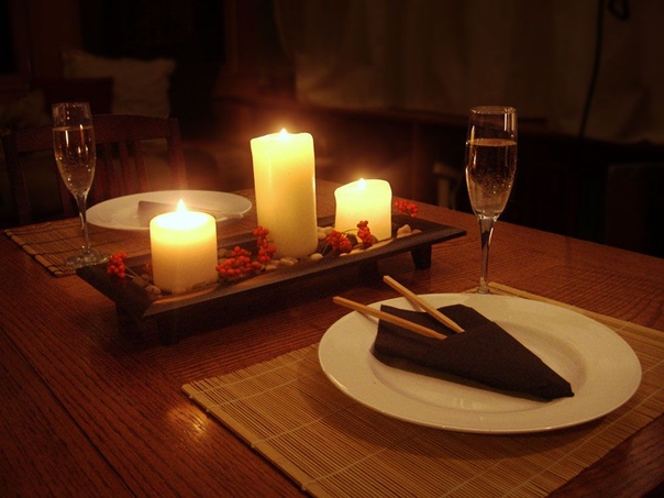 Романтический стол дома для двоих
