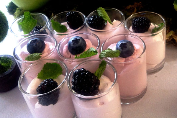 Мороженое в порционных стаканах с фруктами