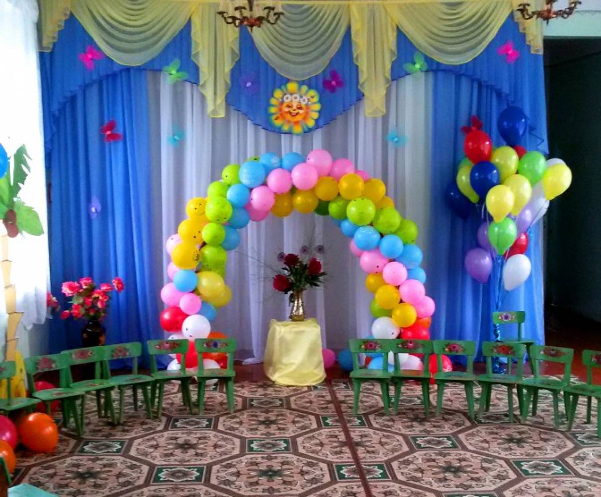 Из шаров оформление зала на выпускной в детском саду
