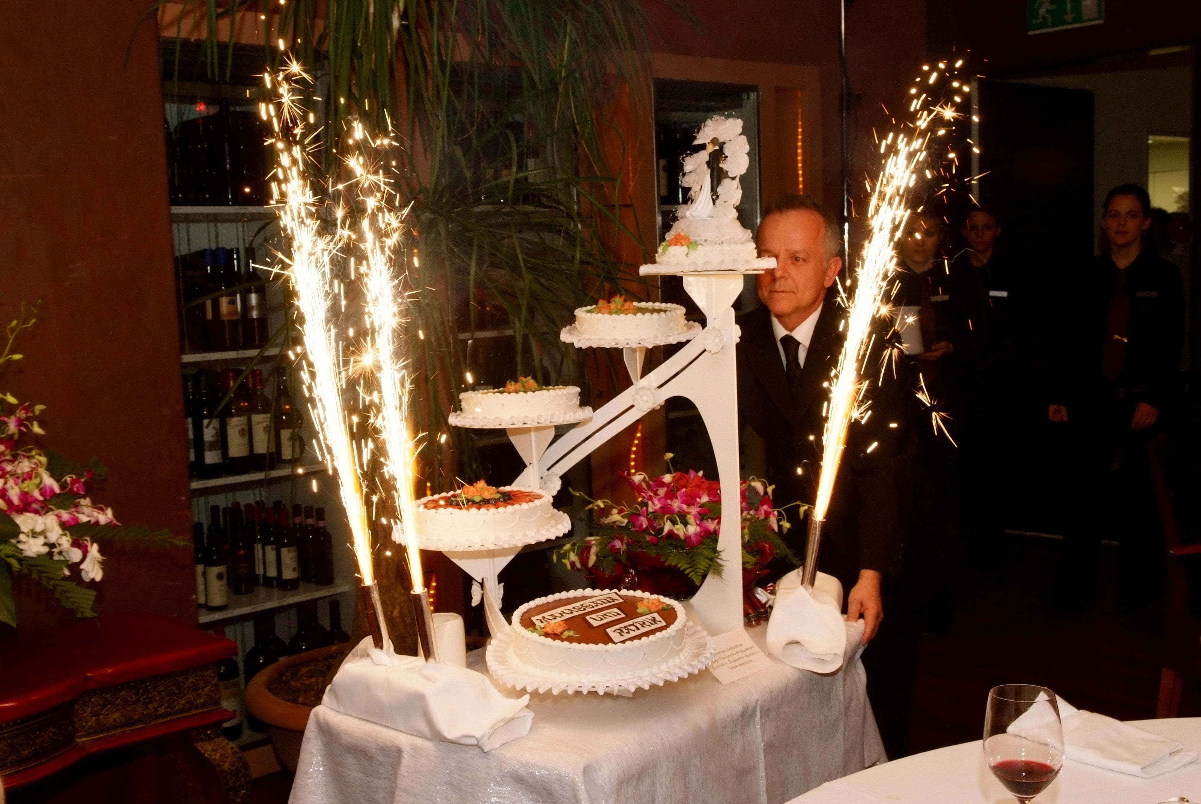Слова на вынос торта на юбилей. Свадебный торт со свечами. Свадебный торт-фонтан.. Фонтан в торт. Фонтан холодный на торт.