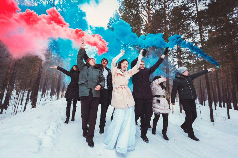 фотосессия гостей с цветными дымовыми шашками Россия