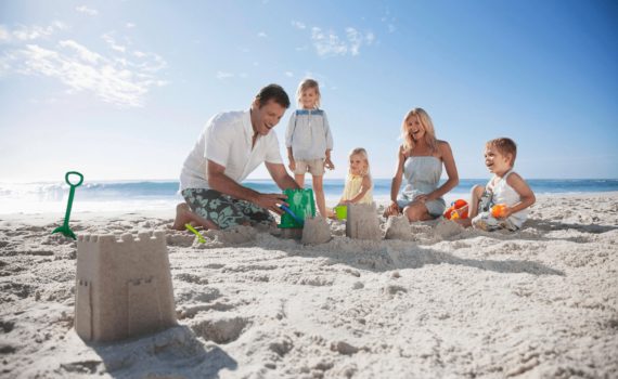 фотосесессия семьи на море песочный замок