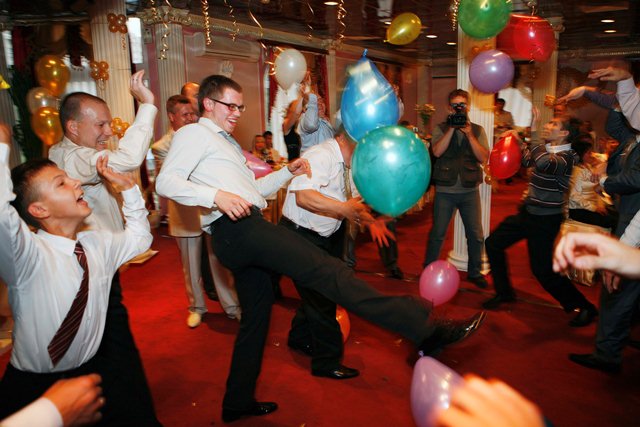 Конкурсы с воздушными шарами для веселой компании – 10 веселых конкурсов с шарами для взрослых — Отдых — Каталог статей
