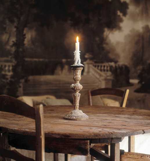 Накрытый стол и две свечи